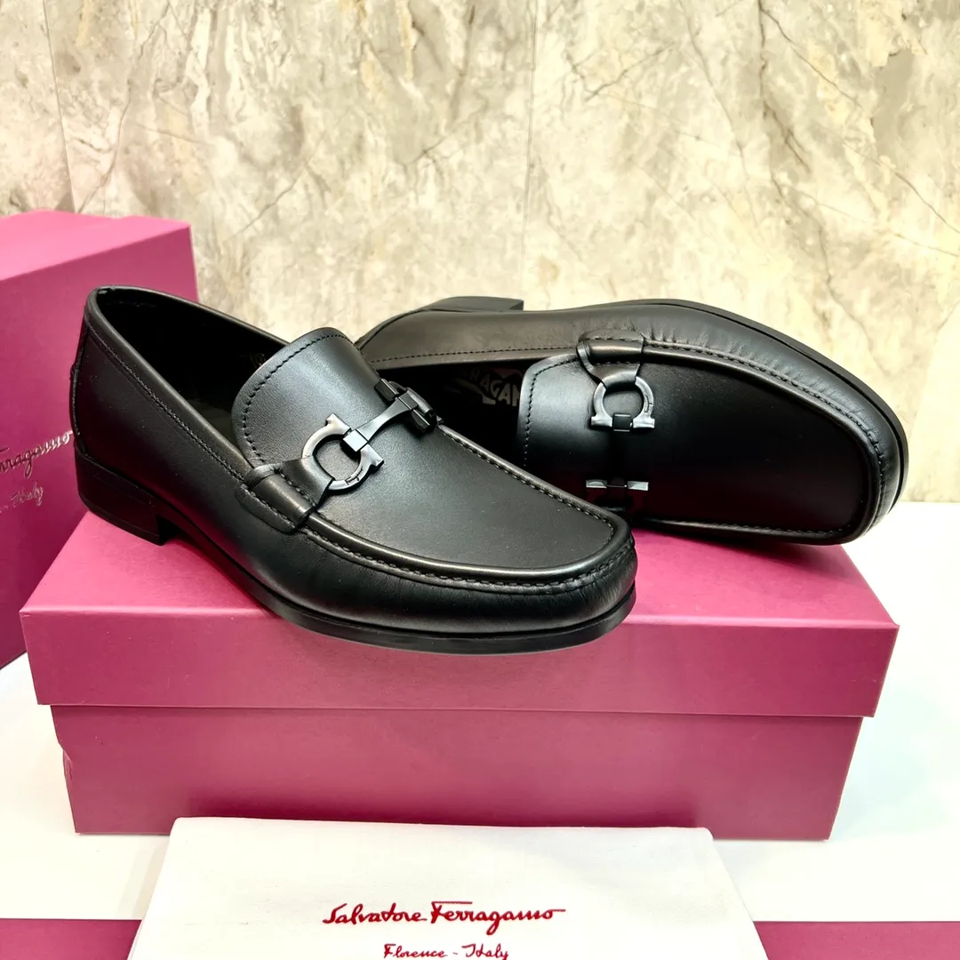 Original quality P780 Brand: Ferragamo Standard size: Men's size 39–44 (38.45 can be customized) Grade: Same style as the official website High-quality men's shoes Material: Customized first-layer calfskin with water-dyed cowhide lining Cowhide tiptoe Original non-slip and wear-resistant rubber outsole Style category: Men's formal business leather shoes are young and fashionable European and American trends British style Casual matching and comfortable feet Color: actual picture